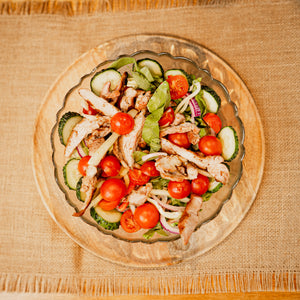 Salată românească cu legume și ceafă de porc
